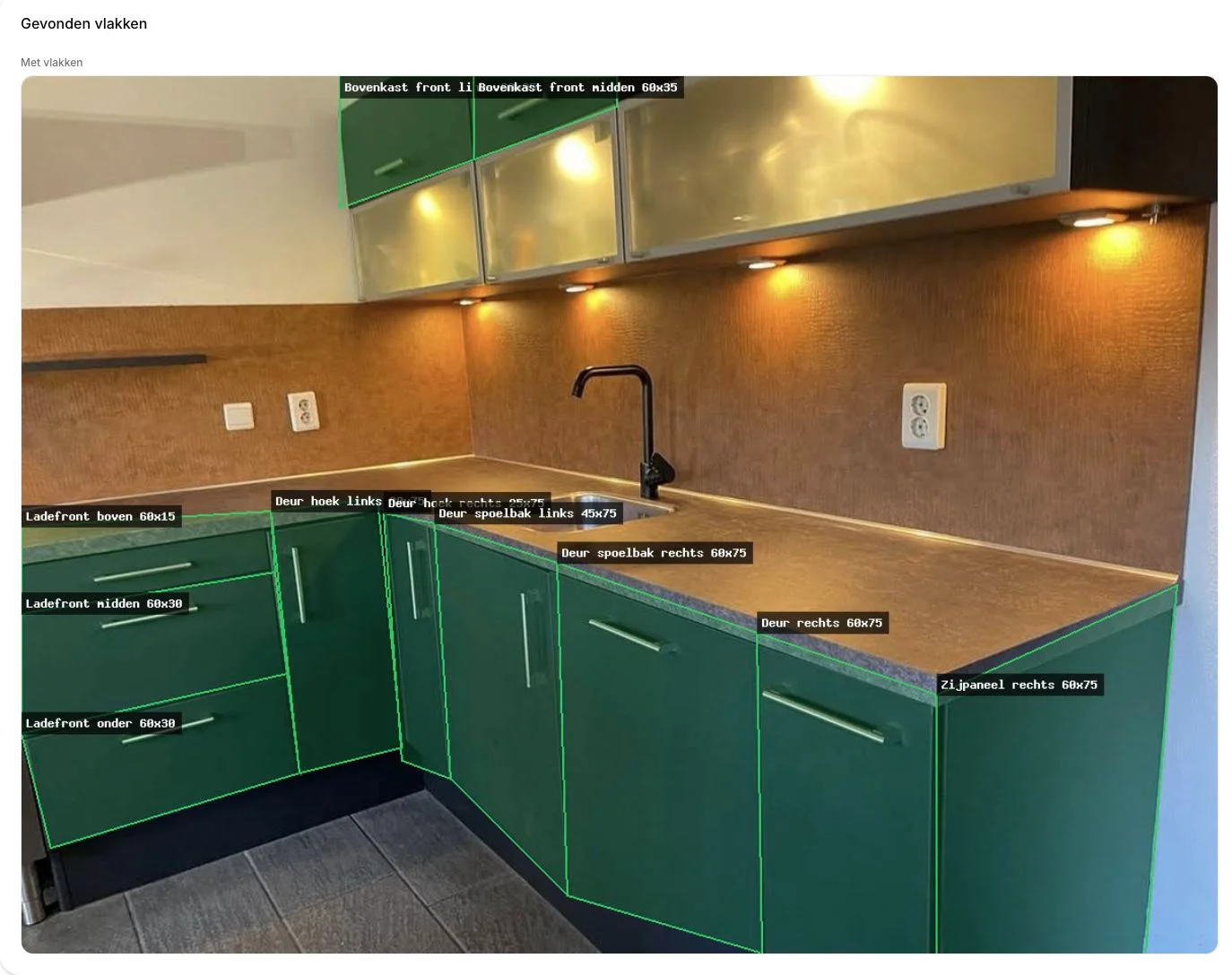 AI-fotoanalyse in de Keukenwrapservice-portal: herkende kastdeuren, lades en zijpanelen zijn op de keukenfoto gemarkeerd.